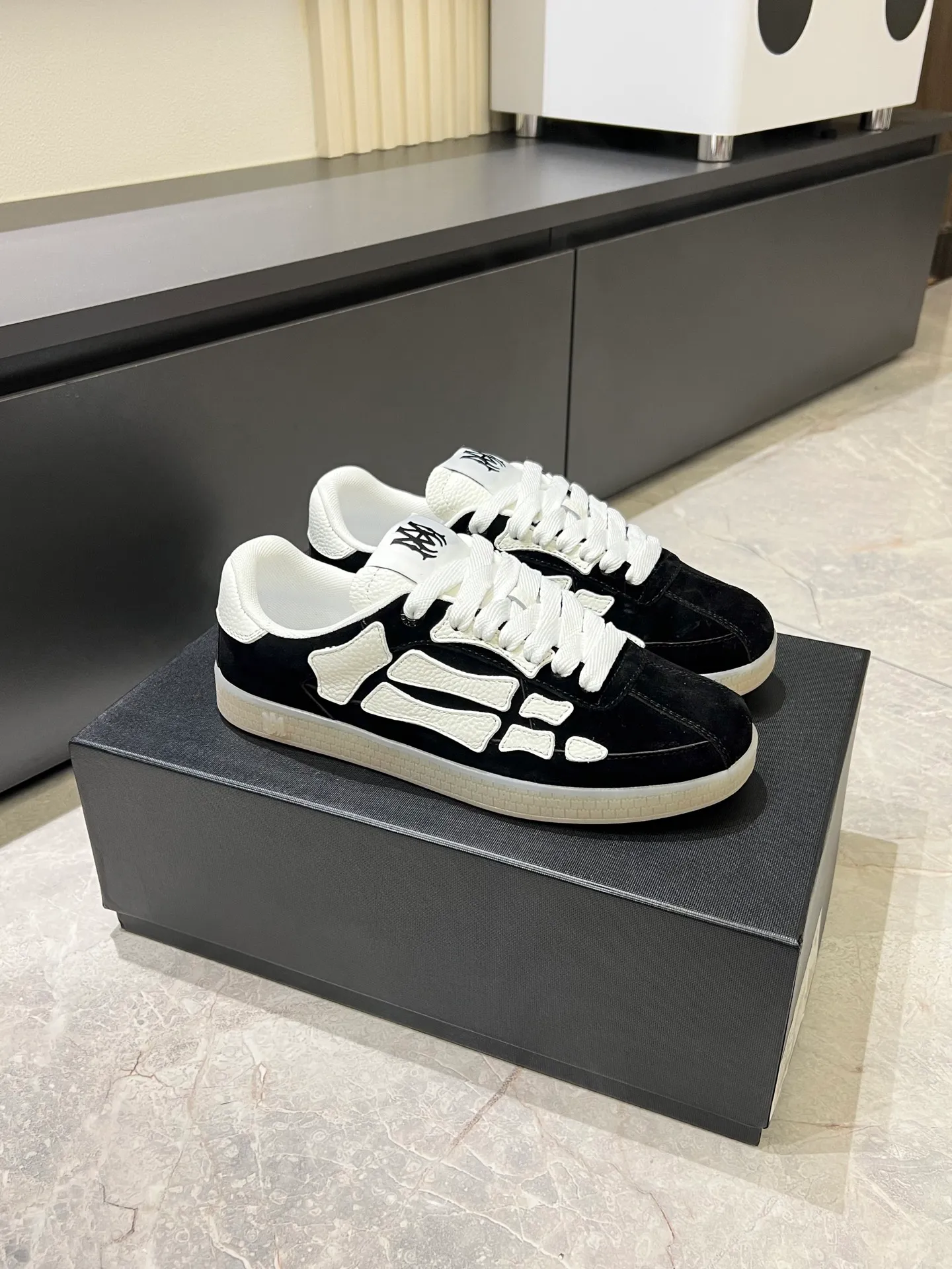 Men's shoes 💰p560 "AMIR*" new men's low-top casual sports sneakers bone shoes, another pair of irresistible bone shoes. Bone shoes are one of AMIRI's most popular items. Made of first-layer cowhide upper. The side bones are made of two cowhide laminations. It has a three-dimensional effect. The leather incisions are all oil-edged. Contrast color design. Simple style. Fashionable sports. Customized metal LOGO nameplate embellished with laces. Exclusive top-quality version. Supports contrast. Breathable mesh lining. The original rubber outsole is a must-have item for daily leisure. It is suitable for various occasions. If you pursue high quality, check it out. It is super cool on the feet and comes with a full set of original packaging! Size: 39-45!